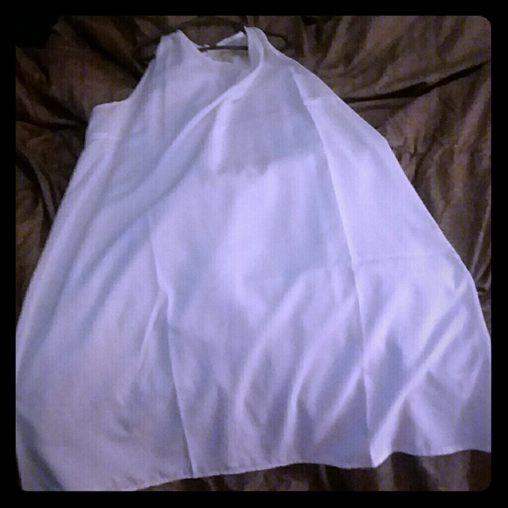 White sleevless dress.